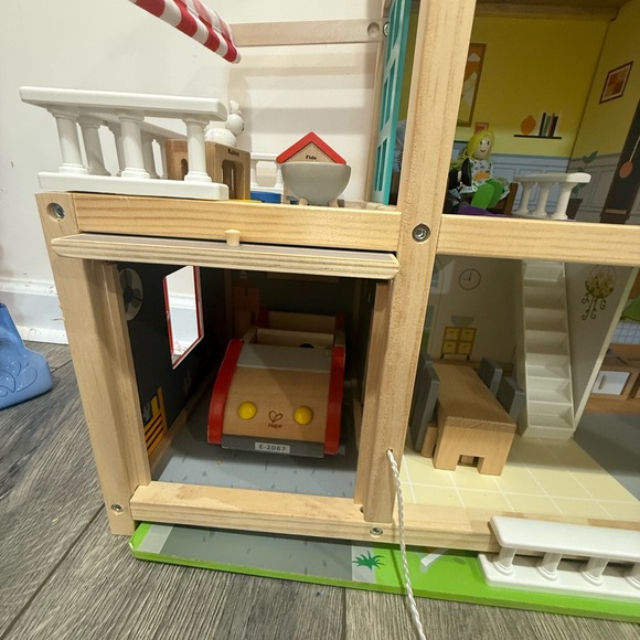 • Hape Toys • Kids Mansion Family Doll House with Family Set - Picture 6 of 6